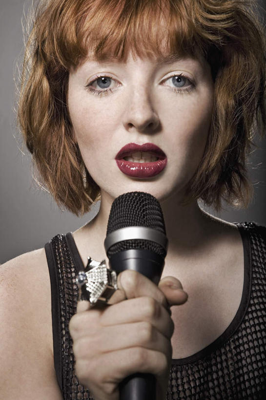 西方人,脸,头,脸颊,手,一个人,站,竖图,室内,特写,白天,正面,爱情,欧洲,欧洲人,仅一个年轻女性,仅一个女性,仅一个人,握,阴影,灰色背景,服装,反射,影子,浪漫,拿,拿着,注视,休闲装,肩膀,装饰品,衣服,话筒,戒指,饰品,首饰,观察,看,站着,休闲,手部,休闲服,恩爱,握着,唱歌,摄影,服饰,影棚,观看,单手,信物,察看,麦克风,权利,关注,扩音器,演唱,传声器,歌唱,手饰,微音器,年轻女性,女人,女性,白种人,头部,脸部,脸蛋,面部,站立,半身,彩图,影棚拍摄,拍摄