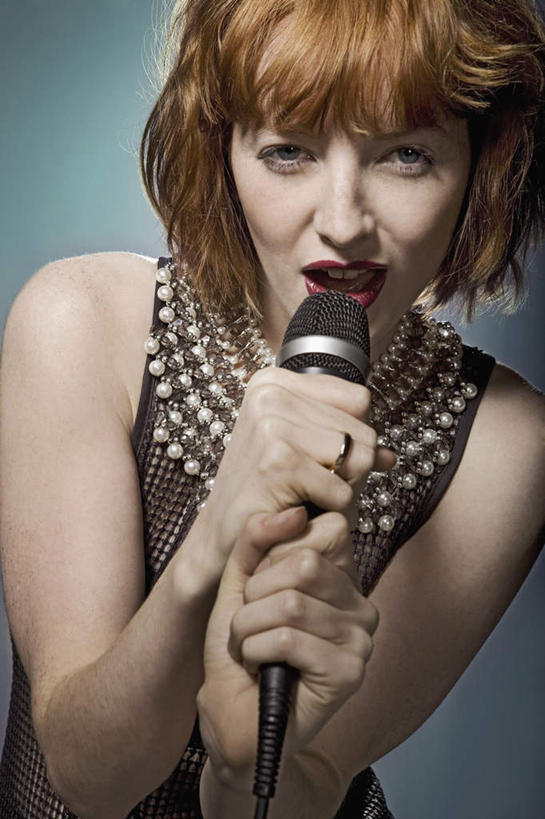 西方人,一个人,站,笑,微笑,露齿笑,竖图,室内,白天,正面,欧洲,欧洲人,仅一个年轻女性,仅一个女性,仅一个人,握,阴影,蓝色背景,服装,反射,影子,拿,拿着,注视,休闲装,一个,衣服,话筒,观察,看,站着,休闲,休闲服,握着,唱歌,摄影,服饰,影棚,单个,观看,察看,麦克风,关注,扩音器,演唱,传声器,歌唱,微音器,年轻女性,女人,女性,白种人,站立,半身,彩图,影棚拍摄,拍摄