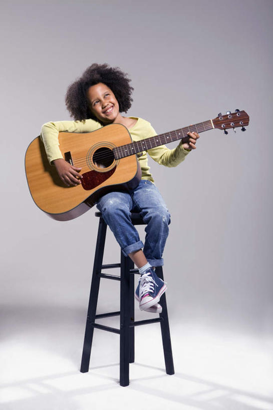 西方人,儿童,一个人,坐,笑,微笑,露齿笑,竖图,室内,白天,正面,纯洁,椅子,欧洲,非洲,黑人,欧洲人,仅一个女性,仅一个人,握,阴影,灰色背景,服装,反射,影子,木椅,吉他,乐器,弦乐器,弹奏,拿,拿着,注视,休闲装,小孩,衣服,观察,看,仅一个小孩,休闲,休闲服,可爱,童年,童趣,握着,摄影,服饰,影棚,观看,察看,关注,弹拨弦鸣乐器,童真,烂漫,无邪,天真,女孩,女人,女性,非洲人,孩子,坐着,彩图,全身,影棚拍摄,拍摄,弹拨弦乐器,女生