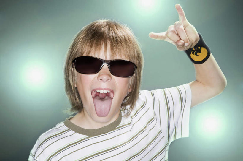 西方人,儿童,小拇指,一个人,站,举,打电话,横图,室内,白天,正面,兴奋,纯洁,欧洲,欧洲人,仅一个男性,仅一个人,阴影,服装,光线,墨镜,眼镜,影子,灯光,注视,休闲装,装饰品,三个,小孩,衣服,饰品,手链,首饰,太阳镜,太阳眼镜,观察,看,手势,托,站着,张嘴,仅一个小孩,休闲,休闲服,遮阳镜,可爱,竖,童年,童趣,摄影,服饰,手镯,影棚,观看,翘,察看,关注,镯子,张大嘴巴,童真,烂漫,无邪,交流,天真,男孩,男人,男性,白种人,孩子,大拇指,张开嘴,沟通,举起,举手,举着,通话,向上举,向上伸,向上托,站立,半身,彩图,影棚拍摄,高兴,拍摄,男生