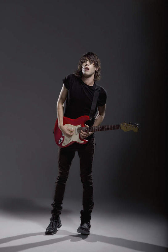 西方人,一个人,站,竖图,室内,白天,正面,欧洲,欧洲人,仅一个男性,仅一个人,握,阴影,黑色背景,服装,反射,影子,电吉他,乐器,弦乐器,弹奏,拿,拿着,注视,休闲装,仅一个年轻男性,衣服,观察,看,站着,张嘴,休闲,休闲服,握着,唱歌,摄影,服饰,影棚,观看,察看,关注,弹拨弦鸣乐器,演唱,张大嘴巴,歌唱,男人,男性,年轻男性,白种人,张开嘴,站立,彩图,全身,影棚拍摄,拍摄,弹拨弦乐器