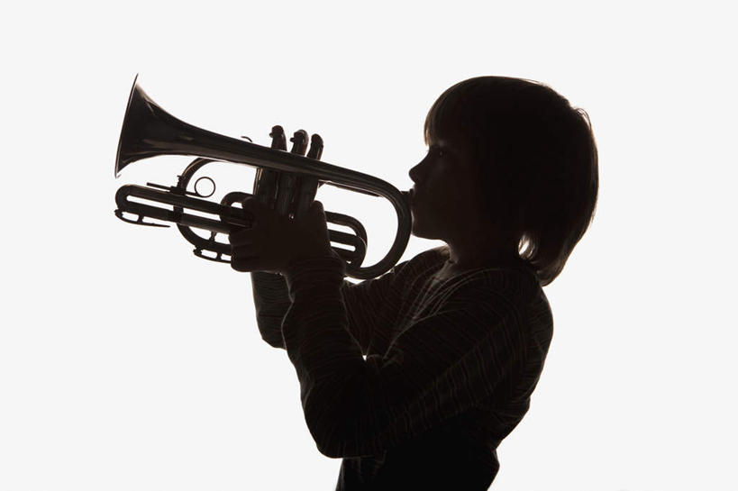 西方人,儿童,一个人,站,横图,室内,白天,白色背景,侧面,纯洁,欧洲,欧洲人,仅一个男性,仅一个人,握,阴影,服装,反射,影子,乐器,铜管乐器,小号,背光,吹奏,拿,演奏,拿着,注视,休闲装,小孩,衣服,观察,看,站着,仅一个小孩,休闲,休闲服,可爱,童年,童趣,握着,摄影,服饰,影棚,观看,察看,关注,铜管,逆光,童真,烂漫,无邪,天真,男孩,男人,男性,白种人,孩子,站立,半身,彩图,影棚拍摄,拍摄,男生