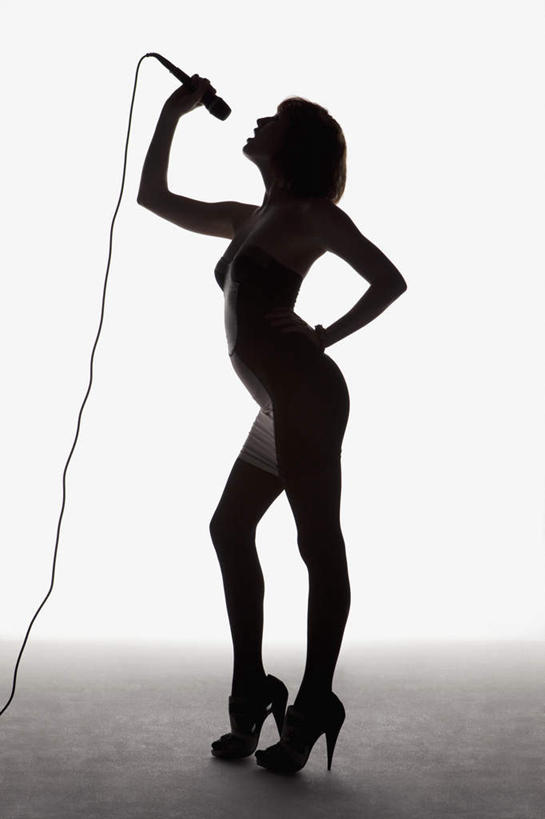 西方人,一个人,站,竖图,室内,白天,白色背景,侧面,高跟鞋,时尚,鞋子,欧洲,欧洲人,仅一个年轻女性,仅一个女性,仅一个人,握,阴影,服装,电力,反射,电线,线,影子,电能,背光,拿,线路,拿着,注视,休闲装,手叉腰,衣服,话筒,叉腰,观察,看,站着,休闲,休闲服,握着,唱歌,摄影,服饰,影棚,观看,电,电源,电源线,察看,麦克风,关注,时髦,扩音器,演唱,能量,逆光,传声器,歌唱,微音器,时兴,年轻女性,女人,女性,白种人,抬头,仰头,站立,彩图,全身,影棚拍摄,拍摄