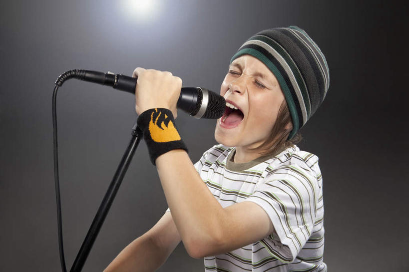 西方人,儿童,一个人,站,闭眼,横图,室内,白天,正面,纯洁,帽子,欧洲,欧洲人,仅一个男性,仅一个人,握,阴影,灰色背景,服装,反射,影子,拿,拿着,休闲装,装饰品,小孩,衣服,话筒,饰品,手链,首饰,站着,张嘴,仅一个小孩,休闲,休闲服,可爱,童年,童趣,握着,唱歌,摄影,服饰,手镯,影棚,麦克风,扩音器,演唱,镯子,传声器,张大嘴巴,歌唱,童真,烂漫,无邪,编织帽,微音器,天真,男孩,男人,男性,白种人,孩子,张开嘴,闭眼睛,闭着眼,闭着眼睛,站立,半身,彩图,影棚拍摄,拍摄,男生