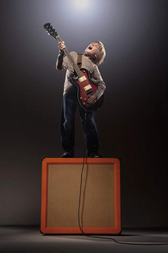 西方人,儿童,一个人,舞台,站,竖图,室内,白天,仰视,纯洁,欧洲,欧洲人,仅一个男性,仅一个人,握,阴影,黑色背景,服装,光线,影子,灯光,电吉他,乐器,弦乐器,弹奏,拿,拿着,休闲装,小孩,衣服,站着,张嘴,仅一个小孩,休闲,休闲服,可爱,童年,童趣,握着,唱歌,摄影,服饰,影棚,弹拨弦鸣乐器,演唱,张大嘴巴,歌唱,童真,烂漫,无邪,天真,男孩,男人,男性,白种人,孩子,张开嘴,表演台,抬头,仰头,站立,彩图,低角度拍摄,全身,影棚拍摄,拍摄,弹拨弦乐器,男生