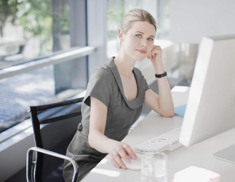 西方人,一个人,商务人士,商务女性,坐,横图,室内,白天,侧面,电脑,显示器,鼠标,键盘,水,植物,窗户,落地窗,桌子,杯子,椅子,欧洲,欧洲人,仅一个年轻女性,仅一个女性,仅一个人,撑,握,套装,朦胧,模糊,时间,网络,时钟,手表,液体,办公桌,拿,计时,拿着,扭头,托腮,注视,输入设备,通讯设备,饮用水,玻璃窗,玻璃制品,树,树木,绿色,自然,会议椅,水杯,钟表,矿泉水,观察,看,托,表,台式电脑,握着,生长,成长,观看,办公椅,腕表,察看,关注,托下巴,通信设备,商务装,工薪阶层,蒸馏水,输出设备,商务椅,培训椅,年轻女性,女人,女性,白种人,白领,上班族,玻璃杯,钟,坐着,半身,彩图