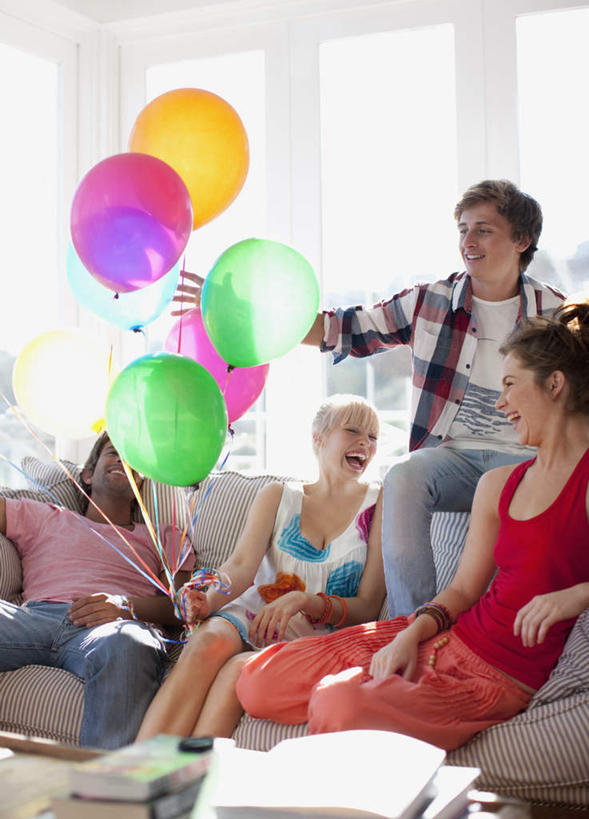 西方人,四个人,伙伴,朋友,客厅,坐,笑,微笑,露齿笑,竖图,室内,白天,正面,友谊,窗户,沙发,桌子,欧洲,欧洲人,阴影,服装,朦胧,模糊,装饰,盛开,反射,影子,塑料,花蕾,注视,休闲装,玻璃窗,花,花瓣,花朵,鲜花,衣服,气球,塑料制品,花苞,花蕊,观察,看,休闲,休闲服,橡胶,服饰,观看,华丽,修饰,点缀,察看,起居室,关注,布艺沙发,橡胶制品,衬托,美观,雅致,雅观,客堂,友情,男人,男性,年轻男性,年轻女性,女人,女性,白种人,坐着,半身,彩图