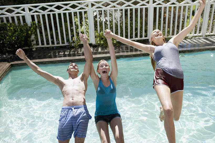 西方人,三个人,伙伴,朋友,游泳池,栏杆,跳,握手,横图,俯视,室外,白天,泳装,锻炼,旅游,度假,友谊,运动,水,植物,欧洲,欧洲人,阴影,光线,影子,水池,水面,围栏,大喊,娱乐,泳池,护栏,裸露,树,树木,绿色,阳光,自然,张嘴,享受,休闲,放松,生长,成长,大叫,室外运动,裸,户外运动,张大嘴巴,连体泳衣,大呼,友情,男人,男性,年轻男性,年轻女性,女人,女性,白种人,张开嘴,搀手,拉手,手拉手,手握手,跳跃,半身,彩图,高角度拍摄,泳衣,健身