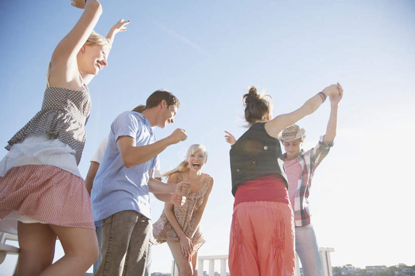 西方人,伙伴,朋友,站,举,握手,笑,微笑,露齿笑,横图,室外,白天,仰视,友谊,欧洲,欧洲人,五个人,阴影,服装,光线,影子,许多人,注视,休闲装,衣服,蓝色,蓝天,天空,阳光,天,观察,看,托,站着,一群人,休闲,休闲服,服饰,晴朗,观看,察看,关注,万里无云,友情,男人,男性,年轻男性,年轻女性,女人,女性,白种人,晴空,晴空万里,搀手,举起,举手,举着,拉手,手拉手,手握手,向上举,向上伸,向上托,站立,半身,彩图,低角度拍摄