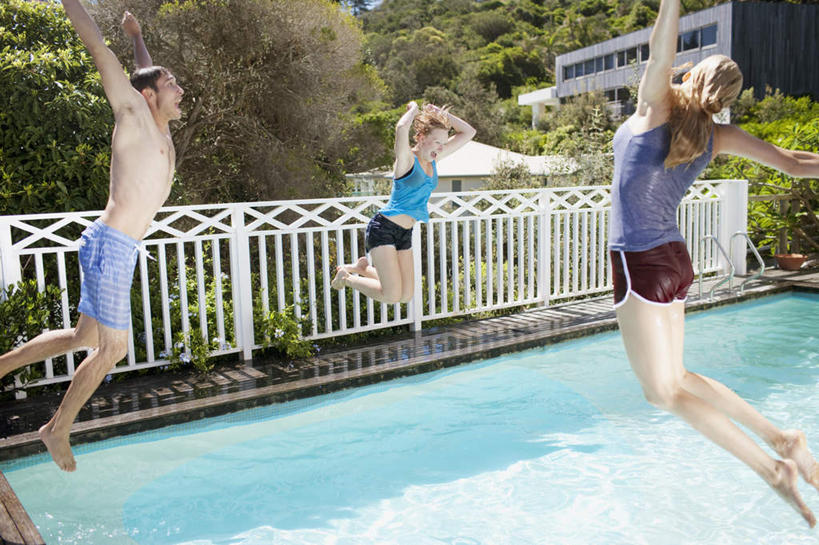 西方人,三个人,伙伴,朋友,游泳池,栏杆,跳,举,横图,室外,白天,侧面,泳装,锻炼,旅游,度假,友谊,运动,水,植物,欧洲,欧洲人,阴影,光线,影子,水池,水面,围栏,大喊,娱乐,泳池,护栏,裸露,树,树木,绿色,阳光,自然,托,张嘴,享受,休闲,放松,生长,成长,大叫,室外运动,裸,户外运动,张大嘴巴,连体泳衣,大呼,友情,男人,男性,年轻男性,年轻女性,女人,女性,白种人,张开嘴,举起,举手,举着,跳跃,向上举,向上伸,向上托,半身,彩图,泳衣,健身