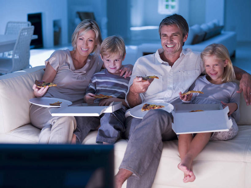 西方人,儿童,中年人,腿部,脚,脚趾,脚趾甲,腿,四个人,家庭,夫妻,母亲,父亲,女儿,儿子,客厅,坐,笑,吃,微笑,露齿笑,横图,室内,白天,正面,爱情,烹饪,西餐,纯洁,沙发,餐具,电视,欧洲,欧洲人,握,阴影,服装,反射,碟子,盘,影子,墙,料理,食品,披萨,匹萨,浪漫,二郎腿,注视,休闲装,光脚,菜肴,美食,墙壁,墙面,食物,小孩,衣服,白色,盘子,容器,碟,快餐,观察,看,休闲,温暖,温馨,父女,父子,母女,母子,一家人,赤脚,休闲服,恩爱,父爱,可爱,母爱,童年,童趣,西式,握着,恋人,服饰,佳肴,观看,储藏,和睦,察看,起居室,比萨,储存,关注,彩电,布艺沙发,童真,西式快餐,垃圾食品,烂漫,无邪,意大利薄饼,彩色电视机,显像管屏,显像管屏幕,客堂,天真,男孩,男人,男性,女孩,女人,女性,中年男性,中年女性,白种人,孩子,脚指甲,夫妇,情侣,电视机,嚼,食,坐着,半身,彩图,伴侣,融洽,贮存,男生,女生