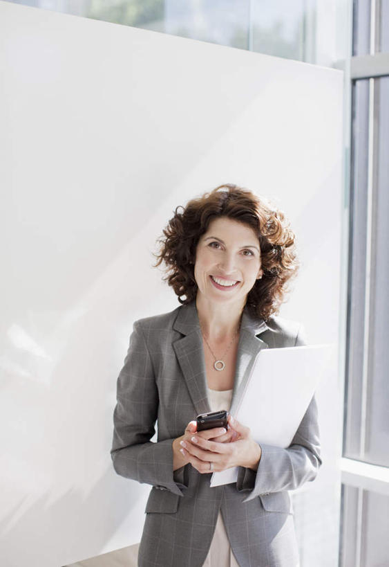 西方人,一个人,商务人士,商务女性,站,笑,打电话,微笑,露齿笑,竖图,室内,白天,正面,电话,手机,欧洲,欧洲人,仅一个女性,仅一个人,握,阴影,套装,反射,材料,档案,文件,影子,墙,注视,通讯设备,墙壁,墙面,白色,资料,观察,看,站着,仅一个中年女性,握着,观看,一份,察看,关注,文档,商务装,工薪阶层,一部,交流,女人,女性,中年女性,白种人,白领,上班族,沟通,通话,站立,半身,彩图