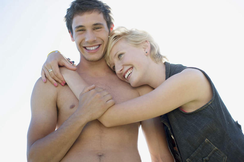 西方人,两个人,站,抱,笑,微笑,露齿笑,横图,室外,白天,仰视,爱情,欧洲,欧洲人,阴影,服装,光线,影子,浪漫,注视,休闲装,裸露,衣服,蓝色,蓝天,天空,阳光,天,观察,看,站着,休闲,温暖,温馨,休闲服,恩爱,恋人,服饰,晴朗,抱着,观看,和睦,察看,搂着,关注,裸,万里无云,男人,男性,年轻男性,年轻女性,女人,女性,白种人,情侣,晴空,晴空万里,搂,搂抱,站立,半身,彩图,低角度拍摄,伴侣,融洽