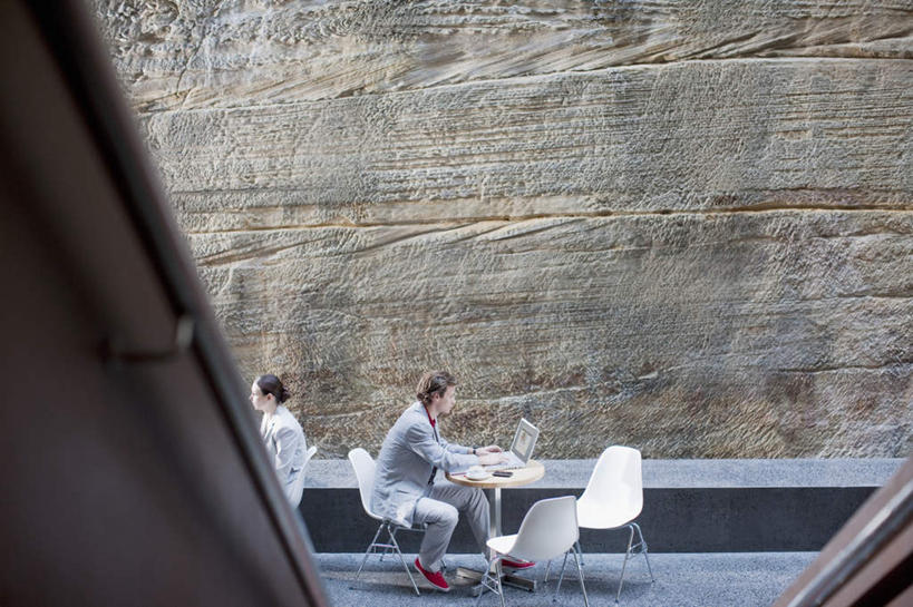 西方人,两个人,商务人士,商务男性,商务女性,坐,横图,室内,白天,侧面,衬衫,电脑,笔记本电脑,桌子,杯子,椅子,欧洲,欧洲人,敲打,阴影,套装,反射,网络,瓷器,影子,墙,咖啡杯,陶瓷制品,注视,输入,通讯设备,墙壁,墙面,白色,打字,观察,看,观看,点击,一台,敲击,察看,无线,关注,瓷杯,通信设备,商务装,无线网络,无线上网,便携式电脑,工薪阶层,按键,手提电脑,男人,男性,年轻男性,年轻女性,女人,女性,白种人,白领,上班族,坐着,彩图,全身,衬衣