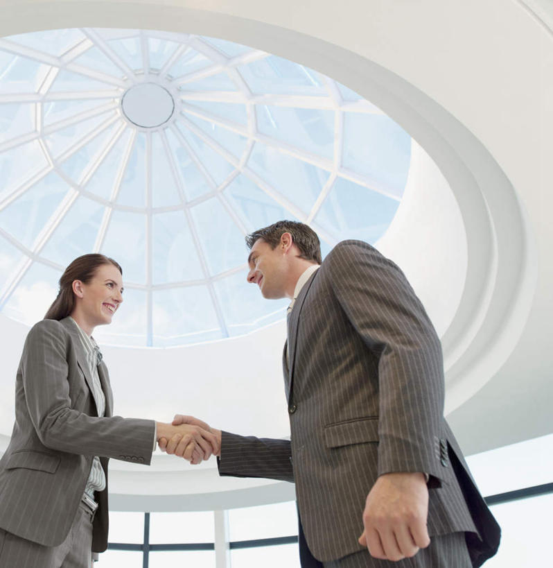 西方人,两个人,同事,商务人士,商务男性,商务女性,站,握手,笑,微笑,露齿笑,竖图,室内,白天,仰视,衬衫,成功,合作,团队,集体,信心,窗户,天花板,欧洲,欧洲人,阴影,套装,反射,影子,队伍,玻璃窗,相视,站着,面对面,对视,领导,互视,成就,相对,商务装,合伙,领袖,工薪阶层,相看,男人,男性,年轻女性,女人,女性,中年男性,白种人,白领,上班族,搀手,拉手,手拉手,手握手,站立,半身,彩图,低角度拍摄,衬衣