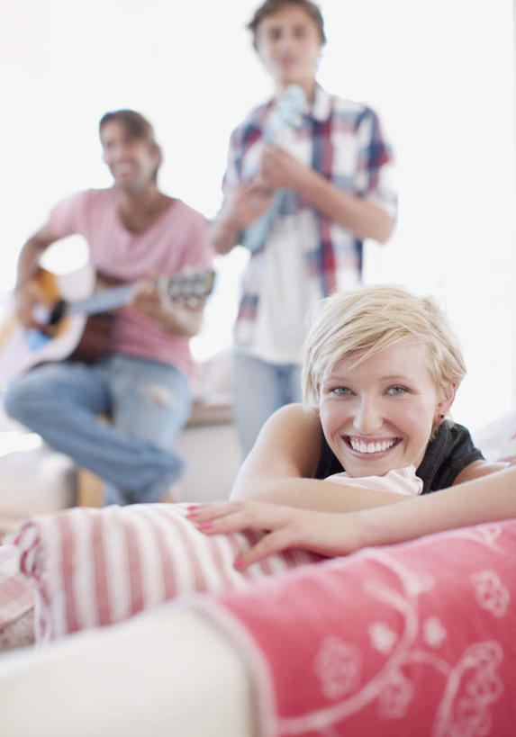 西方人,三个人,伙伴,朋友,站,坐,竖图,室内,白天,正面,友谊,靠垫,沙发,欧洲,欧洲人,一把,阴影,服装,反射,影子,墙,吉他,靠枕,乐器,弦乐器,弹奏,演奏,注视,休闲装,墙壁,墙面,衣服,白色,垫子,枕头,观察,看,站着,休闲,休闲服,搭,服饰,观看,察看,搭着,关注,弹拨弦鸣乐器,布艺沙发,友情,男人,男性,年轻男性,年轻女性,女人,女性,白种人,站立,坐着,半身,彩图,弹拨弦乐器