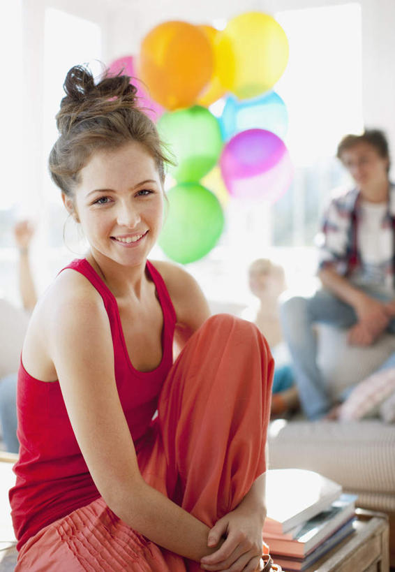 西方人,三个人,伙伴,朋友,客厅,坐,笑,微笑,露齿笑,竖图,彩色,室内,白天,正面,友谊,沙发,欧洲,欧洲人,阴影,服装,朦胧,模糊,装饰,反射,影子,塑料,墙,注视,休闲装,墙壁,墙面,衣服,白色,气球,塑料制品,观察,看,休闲,休闲服,橡胶,服饰,观看,华丽,修饰,点缀,察看,起居室,关注,布艺沙发,橡胶制品,衬托,美观,雅致,雅观,客堂,友情,男人,男性,年轻男性,年轻女性,女人,女性,白种人,坐着,半身,彩图