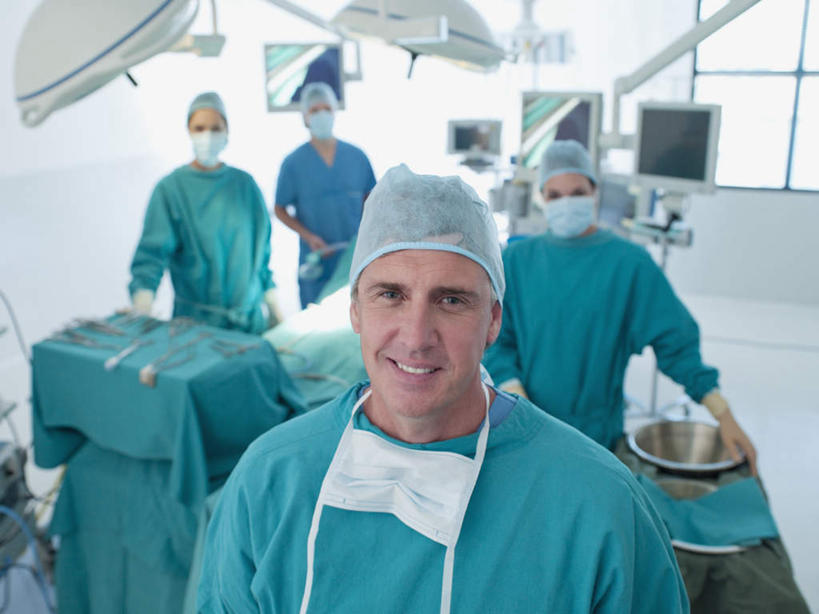 西方人,四个人,同事,医生,医院,站,笑,微笑,露齿笑,横图,室内,白天,正面,工作服,制服,成功,合作,团队,集体,信心,电脑,显示器,鼠标,键盘,窗户,床,帽子,照明,欧洲,欧洲人,锐利,分离,网络,灯光,床单,刀具,过滤,分开,注视,输入设备,通讯设备,被子,队伍,玻璃窗,灯,蓝色,口罩,灯具,刀,观察,看,站着,医护人员,医疗人员,隔断,台式电脑,遮掩,单人床,观看,隔离,照亮,察看,手术,锋利,卫生,手术刀,尖锐,领导,掩盖,被单,遮挡,照明设备,成就,关注,净化,间隔,医疗器械,通信设备,预防,尖利,合伙,领袖,输出设备,遮盖,无影灯,防尘,医疗机构,医生帽,掩饰,断绝,隔开,屏蔽,屏绝,远离,中断,阻遏,阻隔,犀利,厉害,工作制服,医疗用具,男人,男性,女人,女性,中年男性,中年女性,白种人,大夫,站立,半身,彩图,工作套服,病院,诊所