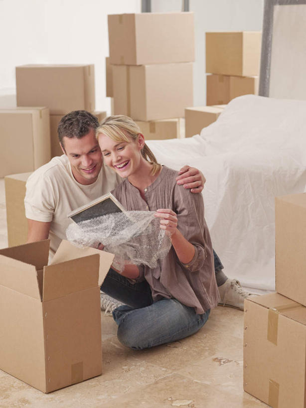 西方人,两个人,坐,笑,微笑,露齿笑,竖图,照片,室内,白天,正面,爱情,地板,袋子,欧洲,欧洲人,一堆,许多,阴影,堆叠,堆积,服装,反射,包装,影子,纸箱,塑料,墙,地面,浪漫,注视,休闲装,木地板,墙壁,墙面,衣服,白色,容器,塑料制品,箱子,打开,观察,看,休闲,温暖,温馨,休闲服,恩爱,恋人,摄影,服饰,观看,堆,和睦,察看,开启,关注,纸板箱,塑封,包装箱,男人,男性,年轻男性,女人,女性,中年女性,白种人,情侣,相片,坐着,半身,彩图,拍摄,照相,伴侣,融洽,密封袋,塑封袋