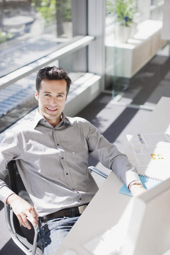 西方人,一个人,商务人士,商务男性,坐,笑,微笑,露齿笑,竖图,俯视,室外,白天,衬衫,电脑,笔记本电脑,桌子,欧洲,欧洲人,仅一个男性,仅一个人,仅一个中年男性,阴影,套装,光线,网络,影子,注视,通讯设备,阳光,观察,看,观看,一台,察看,无线,关注,通信设备,商务装,无线网络,无线上网,便携式电脑,工薪阶层,手提电脑,男人,男性,中年男性,白种人,白领,上班族,抬头,仰头,坐着,半身,彩图,高角度拍摄,衬衣