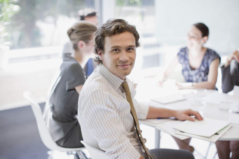 西方人,嘴,四个人,同事,商务人士,商务男性,商务女性,办公室,笑,说,微笑,横图,室内,白天,正面,衬衫,讨论,成功,合作,团队,集体,信心,窗户,家具,桌子,椅子,欧洲,欧洲人,许多,阴影,套装,朦胧,模糊,反射,材料,档案,文件,影子,办公桌,墙,注视,队伍,玻璃窗,相视,墙壁,墙面,白色,会议椅,资料,观察,看,面对面,观看,对视,办公椅,察看,领导,互视,成就,关注,文档,相对,商务装,合伙,领袖,工薪阶层,相看,办公家具,商务椅,培训椅,交流,男人,男性,年轻男性,年轻女性,女人,女性,中年男性,白种人,口,口腔,嘴巴,嘴唇,白领,上班族,沟通,讲话,交谈,商讨,说话,谈话,半身,彩图,衬衣