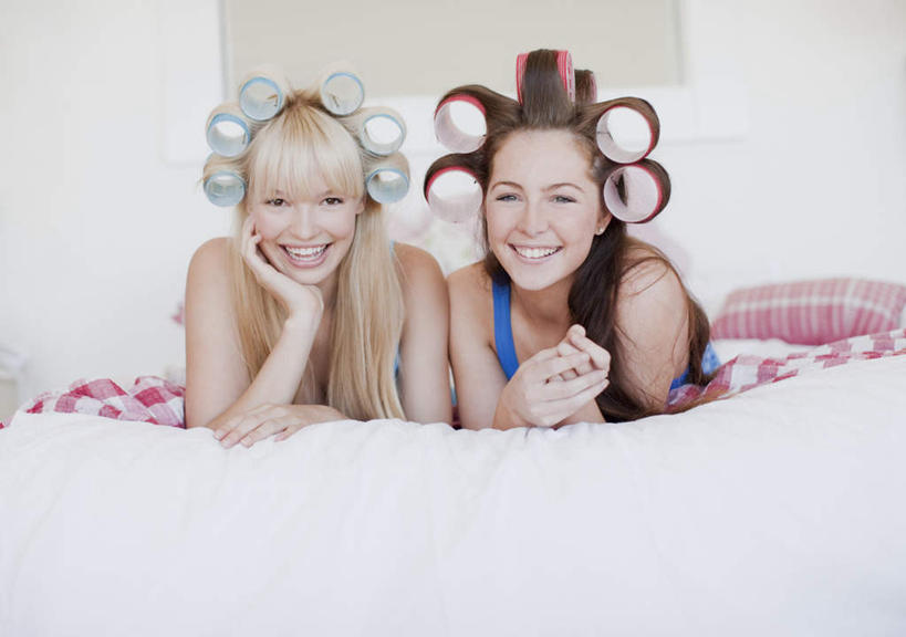 西方人,两个人,伙伴,朋友,笑,微笑,露齿笑,横图,室内,白天,正面,友谊,床,靠垫,卧室,欧洲,欧洲人,许多,撑,阴影,睡衣,反射,影子,墙,床单,靠枕,托腮,注视,被子,墙壁,墙面,垫子,枕头,观察,看,趴着,托,单人床,观看,卷发棒,卷发器,察看,被单,关注,托下巴,烫发器,寝衣,塑料卷发棒,友情,年轻女性,女人,女性,白种人,趴,彩图,全身,睡房,卧房