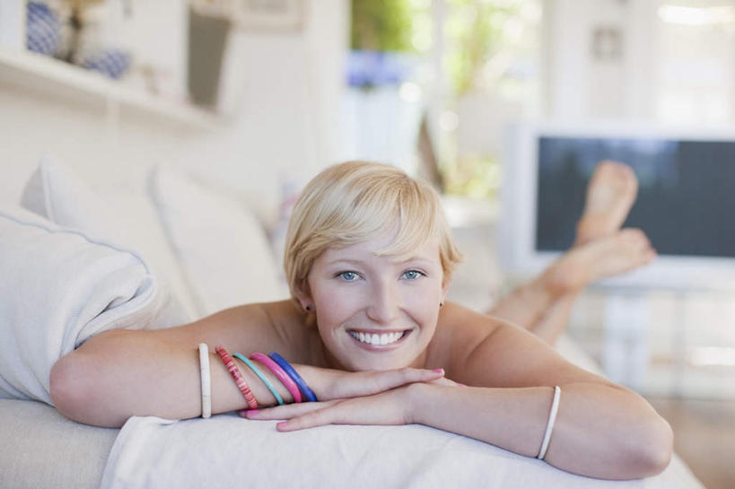 西方人,腿部,脚,脚趾,脚趾甲,腿,一个人,客厅,笑,微笑,露齿笑,横图,室内,白天,正面,靠垫,沙发,电视,欧洲,欧洲人,仅一个年轻女性,仅一个女性,仅一个人,阴影,朦胧,模糊,反射,影子,墙,靠枕,注视,光脚,墙壁,墙面,装饰品,白色,饰品,手链,首饰,垫子,枕头,观察,看,趴着,赤脚,手镯,观看,翘,察看,起居室,关注,彩电,镯子,布艺沙发,彩色电视机,显像管屏,显像管屏幕,客堂,年轻女性,女人,女性,白种人,脚指甲,电视机,趴,彩图,全身