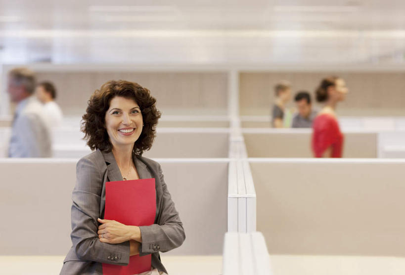 西方人,同事,商务人士,商务男性,商务女性,办公室,站,走,笑,双手交叉,微笑,露齿笑,横图,室内,白天,正面,衬衫,成功,合作,团队,集体,信心,家具,桌子,欧洲,欧洲人,阴影,套装,朦胧,模糊,反射,材料,档案,文件,影子,办公桌,墙,许多人,注视,队伍,墙壁,墙面,红色,白色,资料,观察,看,站着,一群人,观看,察看,领导,双手抱胸,成就,关注,文档,忙碌,商务装,合伙,领袖,工薪阶层,办公家具,男人,男性,女人,女性,中年男性,中年女性,白种人,白领,上班族,步行,站立,走路,半身,彩图,衬衣