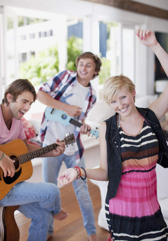 西方人,三个人,伙伴,朋友,家,举,笑,微笑,露齿笑,竖图,室内,白天,正面,跳舞,友谊,植物,窗户,欧洲,欧洲人,阴影,服装,反射,影子,房屋,屋子,吉他,乐器,弦乐器,弹奏,演奏,注视,休闲装,光脚,楼房,玻璃窗,住宅,树,树木,衣服,绿色,自然,观察,看,托,休闲,赤脚,休闲服,服饰,生长,成长,观看,察看,关注,弹拨弦鸣乐器,舞姿,友情,男人,男性,年轻男性,年轻女性,女人,女性,白种人,举起,举手,举着,向上举,向上伸,向上托,半身,彩图,舞蹈,房子,弹拨弦乐器