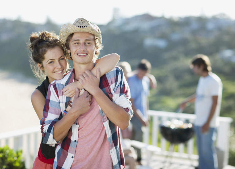 西方人,四个人,栏杆,站,抱,笑,微笑,露齿笑,横图,室外,白天,正面,爱情,烧烤,山,山脉,植物,欧洲,欧洲人,阴影,服装,朦胧,模糊,光线,影子,山峰,围栏,烤架,山峦,烤肉,浪漫,注视,休闲装,护栏,树,树木,衣服,绿色,阳光,自然,群山,观察,看,站着,休闲,温暖,温馨,休闲服,铁架,恩爱,恋人,服饰,生长,成长,抱着,观看,和睦,察看,搂着,关注,男人,男性,年轻男性,年轻女性,女人,女性,白种人,情侣,搂,搂抱,站立,半身,彩图,伴侣,融洽