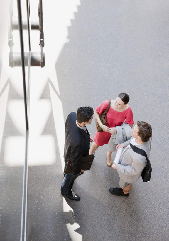 西方人,三个人,同事,商务人士,商务男性,商务女性,栏杆,站,说,竖图,俯视,室外,白天,衬衫,讨论,成功,合作,团队,集体,信心,楼梯,欧洲,欧洲人,阴影,套装,反射,扶手,影子,阶梯,注视,队伍,护栏,相视,台阶,观察,看,站着,面对面,观看,对视,察看,领导,互视,成就,关注,相对,商务装,合伙,领袖,工薪阶层,相看,交流,男人,男性,年轻男性,年轻女性,女人,女性,中年男性,白种人,白领,上班族,沟通,讲话,交谈,商讨,说话,谈话,站立,彩图,高角度拍摄,全身,衬衣