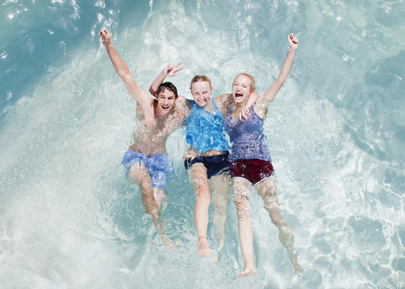 西方人,三个人,伙伴,朋友,游泳池,举,笑,微笑,露齿笑,横图,俯视,室外,白天,泳装,锻炼,旅游,度假,友谊,运动,水,欧洲,欧洲人,阴影,飞溅,泳裤,朦胧,模糊,漂浮,溅,光线,液体,影子,水池,水滴,水面,注视,娱乐,泳池,裸露,水珠,阳光,观察,看,托,享受,休闲,放松,搭,观看,察看,搭着,关注,喷洒,室外运动,裸,户外运动,连体泳衣,友情,男人,男性,年轻男性,年轻女性,女人,女性,白种人,举起,举手,举着,向上举,向上伸,向上托,彩图,高角度拍摄,全身,泳衣,健身