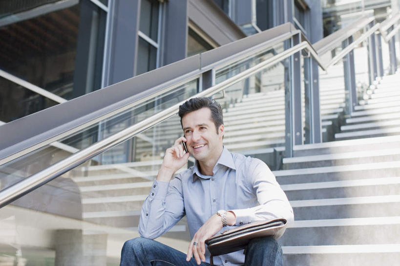 西方人,一个人,商务人士,商务男性,高楼大厦,栏杆,坐,笑,打电话,微笑,露齿笑,横图,室外,白天,仰视,衬衫,楼梯,大厦,建筑,摩天大楼,电话,手机,书籍,欧洲,欧洲人,仅一个男性,仅一个人,仅一个中年男性,阴影,套装,反射,光线,扶手,影子,阶梯,注视,通讯设备,护栏,台阶,阳光,观察,看,搭,观看,察看,搭着,关注,商务装,工薪阶层,一部,交流,男人,男性,中年男性,白种人,白领,上班族,书,图书,沟通,通话,坐着,半身,彩图,低角度拍摄,衬衣,大楼,高层建筑,高楼,摩天楼