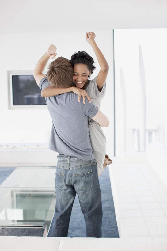 西方人,背部,两个人,客厅,站,举,闭眼,笑,微笑,露齿笑,竖图,室内,白天,正面,爱情,窗户,沙发,电视,欧洲,欧洲人,阴影,服装,反射,影子,墙,浪漫,休闲装,玻璃窗,墙壁,墙面,衣服,白色,托,站着,休闲,温暖,温馨,休闲服,恩爱,恋人,服饰,和睦,起居室,彩电,布艺沙发,彩色电视机,显像管屏,显像管屏幕,客堂,男人,男性,年轻男性,年轻女性,女人,女性,白种人,情侣,电视机,闭眼睛,闭着眼,闭着眼睛,举起,举手,举着,向上举,向上伸,向上托,站立,半身,彩图,伴侣,融洽