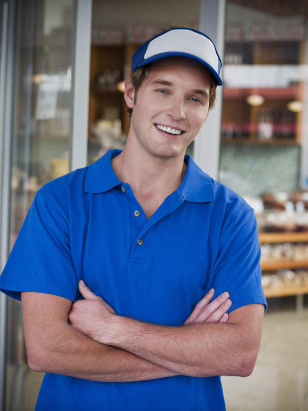 西方人,一个人,站,笑,双手交叉,微笑,露齿笑,竖图,室外,白天,正面,工作服,制服,烹饪,西餐,窗户,落地窗,橱窗,欧洲,欧洲人,仅一个男性,仅一个人,一块,阴影,朦胧,模糊,反射,影子,料理,食品,披萨,匹萨,注视,菜肴,美食,玻璃窗,食物,仅一个年轻男性,蓝色,快餐,观察,看,站着,快递员,西式,佳肴,观看,察看,双手抱胸,比萨,关注,快递,速递,西式快餐,垃圾食品,意大利薄饼,玻璃橱窗,工作制服,男人,男性,年轻男性,白种人,站立,半身,彩图,工作套服