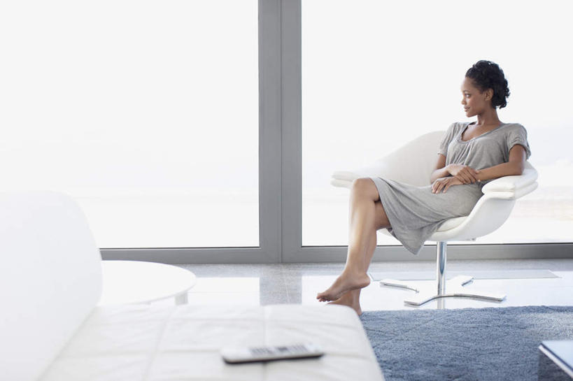 西方人,一个人,商务人士,商务女性,坐,横图,室内,白天,正面,窗户,落地窗,椅子,欧洲,非洲,黑人,欧洲人,仅一个年轻女性,仅一个女性,仅一个人,一把,阴影,套装,反射,影子,注视,玻璃窗,白色,会议椅,观察,看,观看,办公椅,察看,关注,商务装,工薪阶层,商务椅,培训椅,年轻女性,女人,女性,非洲人,白领,上班族,坐着,彩图,全身