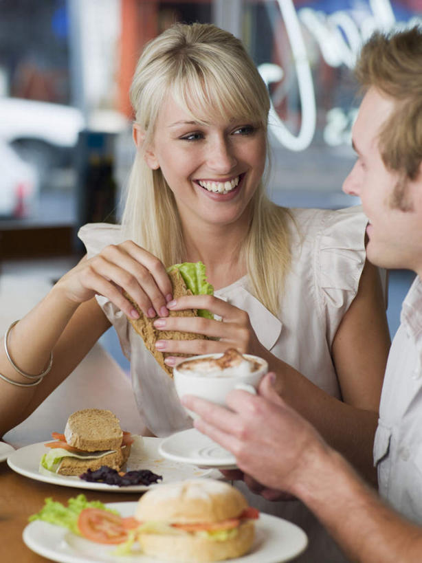 点心,面包,咖啡,西方人,两个人,坐,笑,微笑,露齿笑,竖图,室内,白天,正面,爱情,烹饪,西餐,幸福,桌子,杯子,餐具,欧洲,欧洲人,握,阴影,服装,朦胧,模糊,反射,碟子,盘,影子,卡布奇诺,料理,食品,面点,浪漫,注视,休闲装,娱乐,菜肴,美食,玻璃制品,食物,糕点,饮料,两个,衣服,白色,盘子,水杯,碟,观察,看,享受,休闲,温暖,温馨,休闲服,恩爱,放松,乐趣,西式,握着,恋人,服饰,佳肴,观看,和睦,察看,提神,舒适,关注,醒脑,软饮料,卡布奇诺咖啡,男人,男性,年轻男性,年轻女性,女人,女性,白种人,情侣,玻璃杯,坐着,半身,彩图,伴侣,融洽