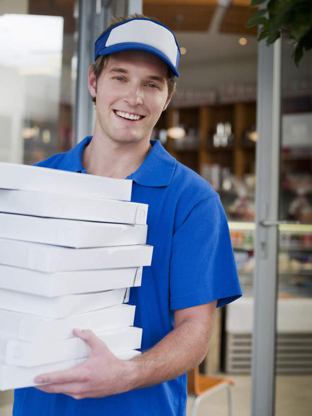 西方人,一个人,栏杆,站,捧,笑,微笑,露齿笑,竖图,室外,白天,正面,工作服,制服,帽子,欧洲,欧洲人,仅一个男性,仅一个人,一堆,许多,阴影,堆叠,堆积,光线,影子,围栏,注视,运动帽,护栏,仅一个年轻男性,蓝色,阳光,容器,观察,看,站着,快递员,鸭舌帽,观看,储藏,堆,察看,储存,关注,快递,速递,一顶,工作制服,男人,男性,年轻男性,白种人,端,端着,捧着,手捧,站立,半身,彩图,工作套服,贮存