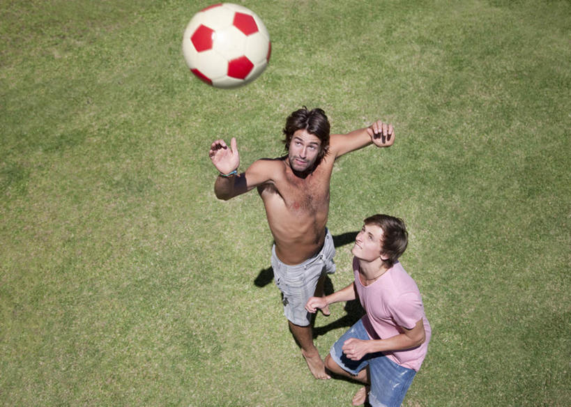 西方人,两个人,伙伴,朋友,跳,举,笑,微笑,横图,俯视,室外,白天,友谊,足球,草地,草坪,植物,欧洲,非洲,黑人,欧洲人,阴影,裤子,光线,影子,足球装备,注视,运动器械,裸露,草,一个,红色,绿色,白色,阳光,观察,看,托,健身器械,单个,观看,察看,关注,裸,健身器材,蹴鞠,友情,足球运动,男人,男性,年轻男性,白种人,非洲人,举起,举手,举着,跳跃,向上举,向上伸,向上托,半身,彩图,高角度拍摄,运动器材