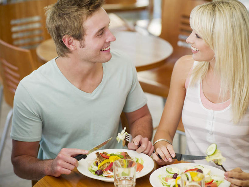 西方人,两个人,坐,笑,微笑,露齿笑,横图,室内,白天,正面,爱情,桌面,桌子,萝卜,胡萝卜,蔬菜,餐具,椅子,欧洲,欧洲人,一堆,许多,阴影,堆叠,堆积,服装,新鲜,反射,木制,碟子,盘,影子,木椅,生食,蔬菜沙拉,沙拉,食品,浪漫,休闲装,色拉,沙律,相视,食物,衣服,白色,盘子,木制品,碟,休闲,温暖,温馨,面对面,休闲服,恩爱,恋人,服饰,有机食品,绿色食品,色拉酱,堆,对视,和睦,互视,千岛酱,相对,相看,男人,男性,年轻男性,年轻女性,女人,女性,白种人,情侣,红萝卜,甘荀,坐着,半身,彩图,伴侣,融洽