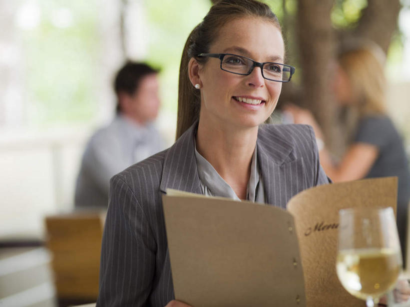 红酒,葡萄酒,西方人,三个人,商务人士,商务女性,坐,笑,微笑,露齿笑,横图,室内,白天,正面,植物,杯子,欧洲,欧洲人,握,阴影,套装,朦胧,模糊,反射,英文,标志,高脚杯,文字,影子,字符,字母,枝条,红酒杯,白葡萄酒,酒类,注视,标识,玻璃制品,菜单,酒,树,树木,树枝,饮料,酒杯,观察,看,握着,观看,英文字母,察看,葡萄酒杯,关注,商务装,工薪阶层,虬枝,枝杈,男人,男性,年轻男性,年轻女性,女人,女性,中年女性,白种人,白领,上班族,玻璃杯,坐着,半身,彩图