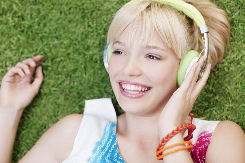 西方人,脸,头,脸颊,一个人,躺,笑,微笑,露齿笑,横图,俯视,室外,特写,白天,快乐,满意,幸福,草地,草坪,植物,欧洲,欧洲人,仅一个年轻女性,仅一个女性,仅一个人,握,阴影,服装,光线,影子,音响,音乐,注视,休闲装,娱乐,肩膀,草,一个,衣服,绿色,阳光,耳机,观察,看,享受,休闲,休闲服,放松,握着,服饰,单个,观看,察看,舒适,享乐,关注,卧着,年轻女性,女人,女性,白种人,头部,脸部,脸蛋,面部,躺着,卧,半身,彩图,高角度拍摄