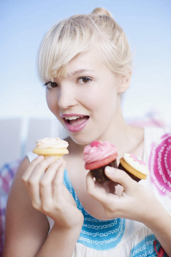 点心,一个人,站,笑,微笑,竖图,室外,白天,正面,下午茶,仅一个年轻女性,仅一个女性,仅一个人,阴影,服装,朦胧,模糊,光线,影子,食品,注视,休闲装,食物,糕点,一个,衣服,蓝色,蓝天,天空,阳光,天,观察,看,站着,张嘴,休闲,休闲服,服饰,晴朗,单个,观看,纸托,察看,关注,张大嘴巴,万里无云,纸杯蛋糕,纸托蛋糕,蛋糕托,蛋糕托纸,蛋糕纸托,年轻女性,女人,女性,晴空,晴空万里,张开嘴,站立,半身,彩图,蛋糕