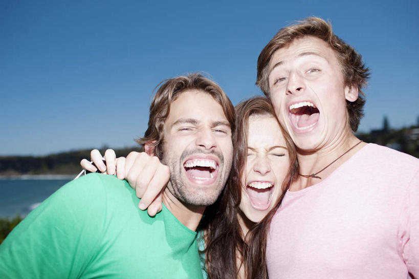 西方人,三个人,伙伴,朋友,站,笑,微笑,大笑,露齿笑,横图,室外,白天,正面,兴奋,友谊,河流,水,欧洲,欧洲人,阴影,服装,光线,影子,河水,水流,注视,休闲装,衣服,蓝色,蓝天,天空,阳光,天,观察,看,站着,张嘴,休闲,休闲服,服饰,晴朗,观看,察看,关注,张大嘴巴,万里无云,哈哈大笑,友情,男人,男性,年轻男性,年轻女性,女人,女性,白种人,晴空,晴空万里,张开嘴,站立,半身,彩图,高兴,狂笑