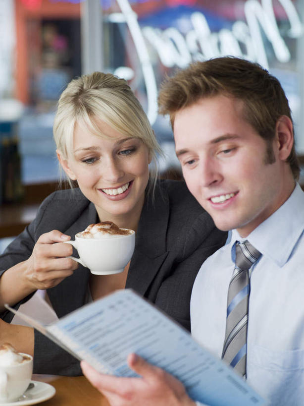 咖啡,西方人,两个人,同事,商务人士,商务男性,商务女性,坐,笑,微笑,露齿笑,竖图,室内,白天,正面,衬衫,幸福,成功,合作,团队,集体,信心,杯子,欧洲,欧洲人,握,阴影,套装,朦胧,模糊,反射,材料,瓷器,档案,文件,影子,墙,卡布奇诺,咖啡杯,陶瓷制品,一杯,注视,娱乐,队伍,墙壁,墙面,饮料,一个,资料,观察,看,享受,休闲,温馨,放松,乐趣,握着,单个,观看,察看,提神,领导,舒适,成就,关注,文档,瓷杯,醒脑,商务装,合伙,领袖,工薪阶层,软饮料,卡布奇诺咖啡,男人,男性,年轻男性,年轻女性,女人,女性,白种人,白领,上班族,坐着,半身,彩图,衬衣