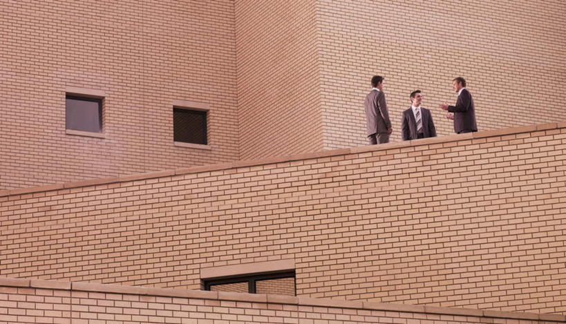 西方人,三个人,同事,商务人士,商务男性,站,说,横图,室外,白天,正面,衬衫,讨论,成功,合作,团队,集体,信心,欧洲,欧洲人,套装,木制,墙,注视,队伍,相视,墙壁,墙面,木制品,观察,看,站着,面对面,观看,对视,察看,领导,互视,成就,关注,相对,商务装,合伙,领袖,工薪阶层,相看,交流,男人,男性,中年男性,白种人,白领,上班族,沟通,讲话,交谈,商讨,说话,谈话,站立,半身,彩图,衬衣