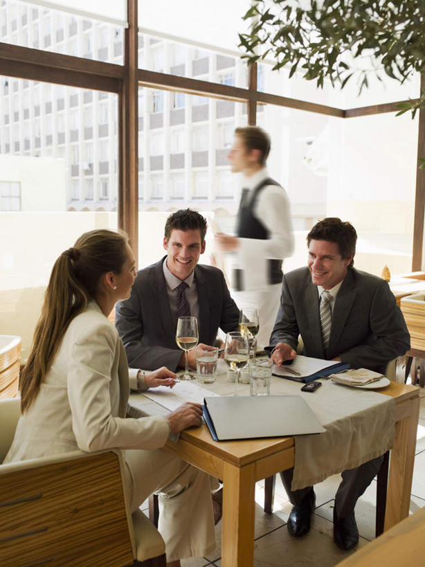 红酒,葡萄酒,西方人,四个人,同事,商务人士,服务员,商务男性,商务女性,办公室,站,坐,说,竖图,室内,白天,正面,衬衫,讨论,成功,合作,团队,集体,信心,植物,窗户,家具,桌子,欧洲,非洲,黑人,欧洲人,握,阴影,套装,反射,影子,办公桌,墙,酒类,注视,队伍,玻璃窗,墙壁,墙面,酒,树,树木,饮料,绿色,自然,观察,看,站着,红葡萄酒,握着,生长,成长,观看,察看,领导,成就,关注,商务装,合伙,领袖,工薪阶层,办公家具,交流,男人,男性,女人,女性,中年男性,中年女性,白种人,非洲人,白领,服务生,上班族,侍者,沟通,讲话,交谈,商讨,说话,谈话,站立,坐着,半身,彩图,衬衣