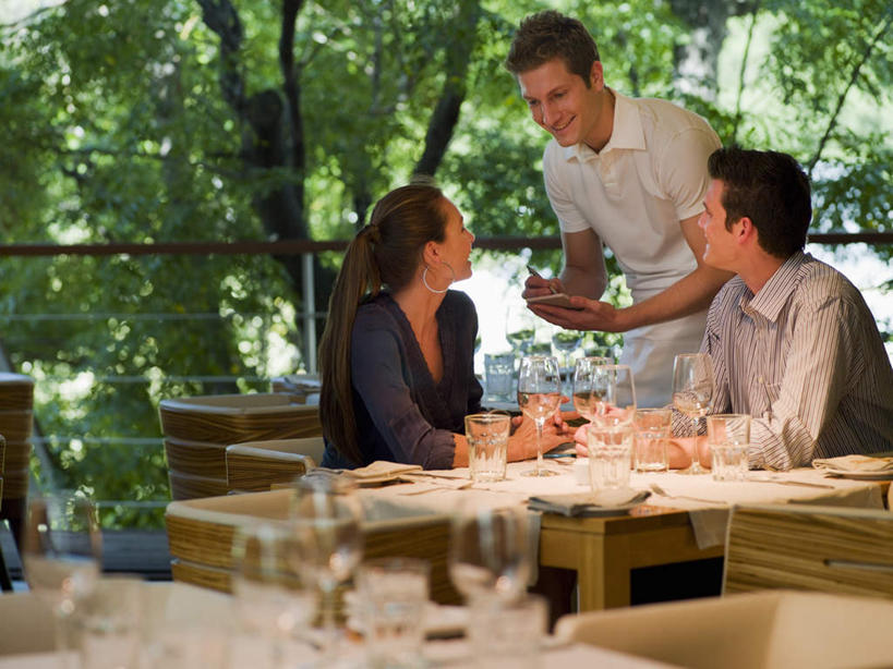 红酒,葡萄酒,西方人,三个人,服务员,餐厅,站,坐,笑,微笑,露齿笑,横图,室内,白天,正面,工作服,制服,爱情,植物,餐桌,窗户,桌子,杯子,餐具,欧洲,欧洲人,握,阴影,服装,朦胧,模糊,反射,笔,叉子,刀叉,刀子,碟子,高脚杯,盘,围裙,影子,办公用品,记事本,红酒杯,白葡萄酒,酒类,浪漫,注视,休闲装,玻璃窗,玻璃制品,酒,文具,树,树木,饮料,衣服,绿色,自然,本子,笔记本,盘子,酒杯,学习用品,碟,观察,看,站着,休闲,温暖,温馨,休闲服,恩爱,握着,恋人,服饰,生长,成长,餐台,观看,文具用品,和睦,察看,书写,葡萄酒杯,关注,餐刀,餐叉,工作制服,誊写,男人,男性,女人,女性,中年男性,中年女性,白种人,情侣,服务生,侍者,玻璃杯,进餐用具,站立,坐着,半身,彩图,工作套服,餐馆,饭店,饭馆,伴侣,融洽