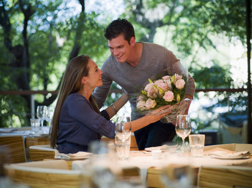 红酒,葡萄酒,西方人,两个人,餐厅,站,坐,笑,微笑,露齿笑,横图,室内,白天,正面,爱情,幸福,纯洁,热情,植物,餐桌,窗户,桌子,玫瑰,杯子,餐具,欧洲,欧洲人,阴影,服装,朦胧,模糊,盛开,反射,叉子,刀叉,刀子,碟子,高脚杯,盘,影子,玫瑰花,红酒杯,白葡萄酒,酒类,浪漫,花蕾,注视,休闲装,玻璃窗,玻璃制品,酒,花,花瓣,花朵,鲜花,树,树木,饮料,衣服,绿色,白色,自然,盘子,酒杯,碟,花苞,花蕊,观察,看,站着,休闲,温暖,温馨,休闲服,恩爱,恋人,服饰,生长,成长,餐台,观看,和睦,察看,葡萄酒杯,关注,餐刀,感动,餐叉,尊敬,天真,刺玫花,徘徊花,男人,男性,女人,女性,中年男性,中年女性,白种人,情侣,玻璃杯,进餐用具,站立,坐着,半身,彩图,餐馆,饭店,饭馆,伴侣,融洽