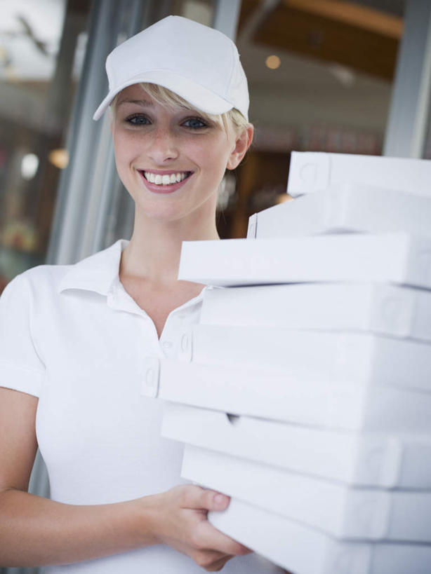 西方人,一个人,站,捧,笑,微笑,露齿笑,竖图,室外,白天,正面,工作服,制服,帽子,欧洲,欧洲人,仅一个年轻女性,仅一个女性,仅一个人,一堆,许多,阴影,堆叠,堆积,朦胧,模糊,反射,影子,纸盒,注视,运动帽,盒子,白色,包装盒,观察,看,站着,快递员,鸭舌帽,观看,堆,察看,关注,快递,速递,一顶,工作制服,年轻女性,女人,女性,白种人,端,端着,捧着,手捧,站立,半身,彩图,工作套服